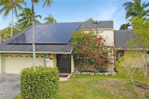House in Miami, Florida 3 bedrooms, 238.2 sq.m. № 1715232 - photo 2