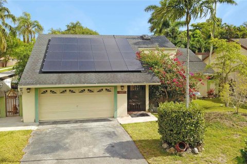 House in Miami, Florida 3 bedrooms, 238.2 sq.m. № 1715232 - photo 1