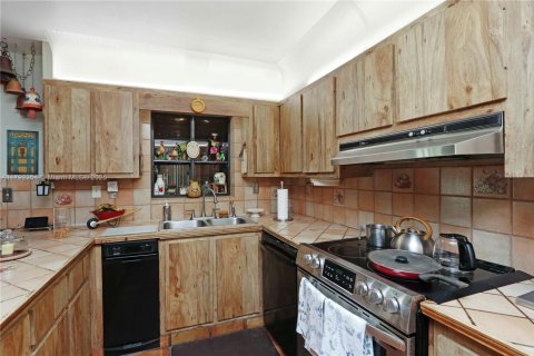 House in Miami, Florida 3 bedrooms, 238.2 sq.m. № 1715232 - photo 11