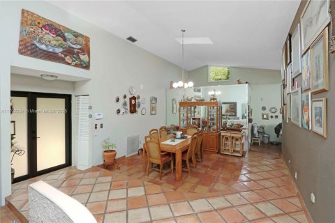House in Miami, Florida 3 bedrooms, 238.2 sq.m. № 1715232 - photo 7