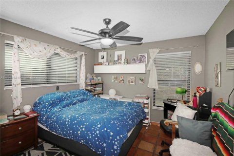 House in Miami, Florida 3 bedrooms, 238.2 sq.m. № 1715232 - photo 19