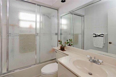 House in Miami, Florida 3 bedrooms, 238.2 sq.m. № 1715232 - photo 20