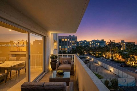 Кондоминиум с 2 спальнями в Бей-Харбор-Айлендс, Флорида № 2043520