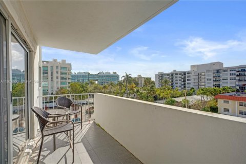 Купить кондоминиум в Бей-Харбор-Айлендс, Флорида 2 спальни, 144.46м2, № 2043520 - фото 28