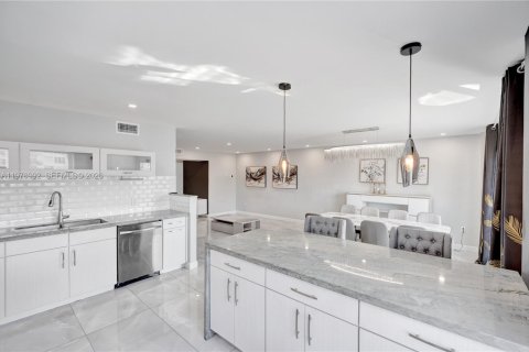 Купить кондоминиум в Бей-Харбор-Айлендс, Флорида 2 спальни, 144.46м2, № 2043520 - фото 4