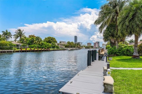 Villa ou maison à vendre à Hallandale Beach, Floride: 3 chambres, 228.73 m2 № 1935748 - photo 18