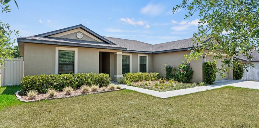 House in DeLand, Florida 3 bedrooms, 135.92 sq.m. № 1687233