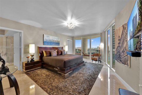 Condo in Hallandale Beach, Florida, 2 bedrooms № 2394463 - photo 16