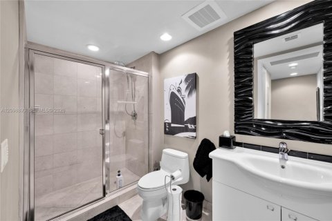 Condo in Hallandale Beach, Florida, 2 bedrooms № 2394463 - photo 25
