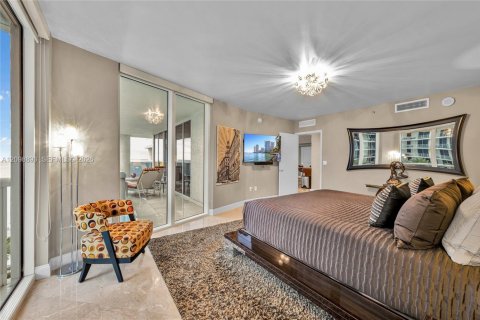Condo in Hallandale Beach, Florida, 2 bedrooms № 2394463 - photo 18