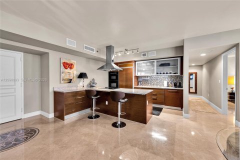 Condo in Hallandale Beach, Florida, 2 bedrooms № 2394463 - photo 13
