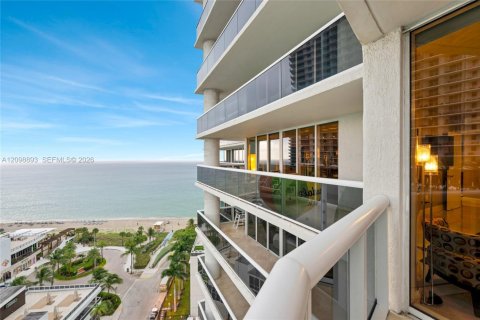 Condo in Hallandale Beach, Florida, 2 bedrooms № 2394463 - photo 29
