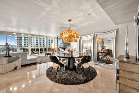 Condo in Hallandale Beach, Florida, 2 bedrooms № 2394463 - photo 10