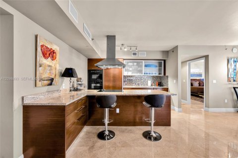 Condo in Hallandale Beach, Florida, 2 bedrooms № 2394463 - photo 14