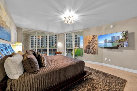 Condo in Hallandale Beach, Florida, 2 bedrooms № 2394463 - photo 17