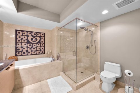 Condo in Hallandale Beach, Florida, 2 bedrooms № 2394463 - photo 23