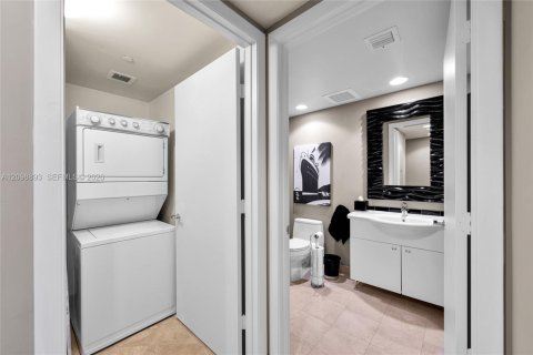 Condo in Hallandale Beach, Florida, 2 bedrooms № 2394463 - photo 22