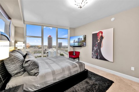 Condo in Hallandale Beach, Florida, 2 bedrooms № 2394463 - photo 20