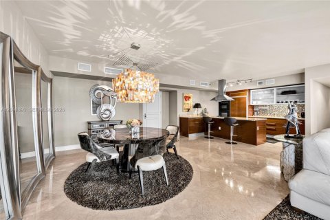 Condo in Hallandale Beach, Florida, 2 bedrooms № 2394463 - photo 8