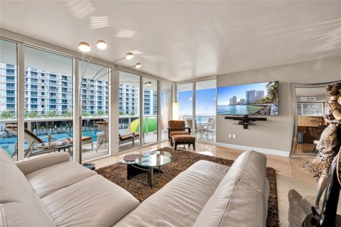 Condo in Hallandale Beach, Florida, 2 bedrooms № 2394463 - photo 5