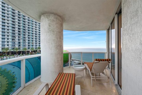 Condo in Hallandale Beach, Florida, 2 bedrooms № 2394463 - photo 28