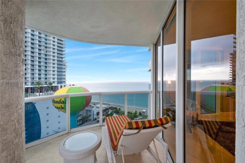 Condo in Hallandale Beach, Florida, 2 bedrooms № 2394463 - photo 27