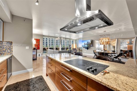 Condo in Hallandale Beach, Florida, 2 bedrooms № 2394463 - photo 15