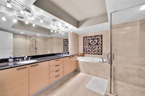 Condo in Hallandale Beach, Florida, 2 bedrooms № 2394463 - photo 24