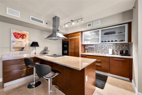 Condo in Hallandale Beach, Florida, 2 bedrooms № 2394463 - photo 12