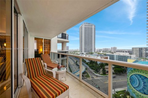 Condo in Hallandale Beach, Florida, 2 bedrooms № 2394463 - photo 26