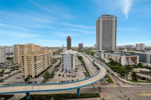 Condo in Hallandale Beach, Florida, 2 bedrooms № 2394463 - photo 30