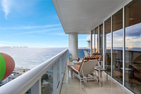Condo in Hallandale Beach, Florida, 2 bedrooms № 2394463 - photo 2