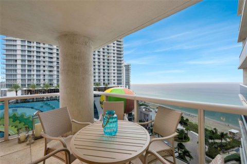 Condo in Hallandale Beach, Florida, 2 bedrooms № 2394463