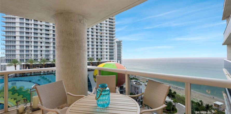 Condo in Hallandale Beach, Florida, 2 bedrooms № 2394463