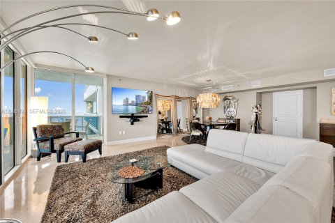 Condo in Hallandale Beach, Florida, 2 bedrooms № 2394463 - photo 4