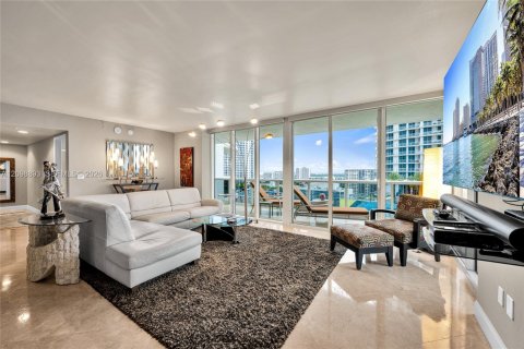 Condo in Hallandale Beach, Florida, 2 bedrooms № 2394463 - photo 3