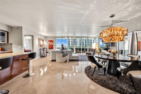 Condo in Hallandale Beach, Florida, 2 bedrooms № 2394463 - photo 9
