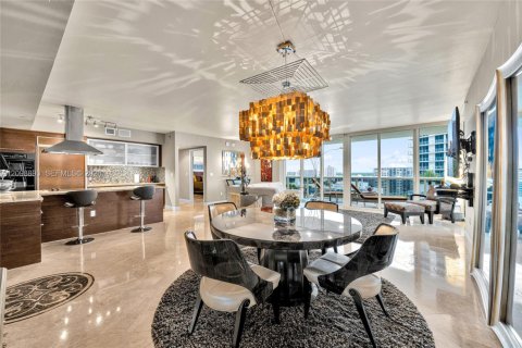 Condo in Hallandale Beach, Florida, 2 bedrooms № 2394463 - photo 11