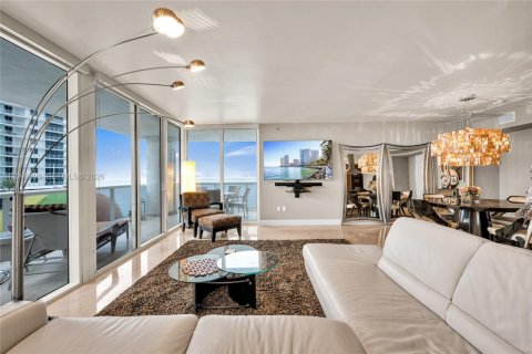 Condo in Hallandale Beach, Florida, 2 bedrooms № 2394463 - photo 6