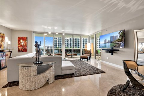 Condo in Hallandale Beach, Florida, 2 bedrooms № 2394463 - photo 7