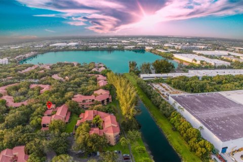 Copropriété à vendre à Miami Lakes, Floride: 1 chambre, 59.46 m2 № 1925760 - photo 1