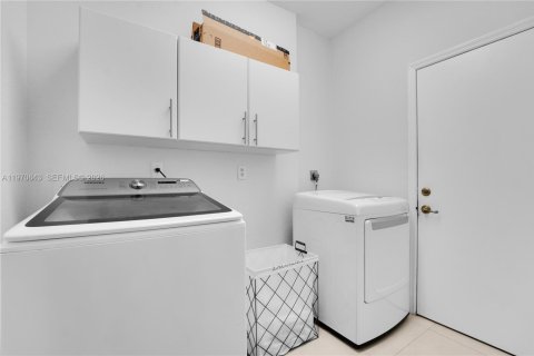 Townhouse in Doral, Florida 3 bedrooms, 211.45 sq.m. № 2031467 - photo 24