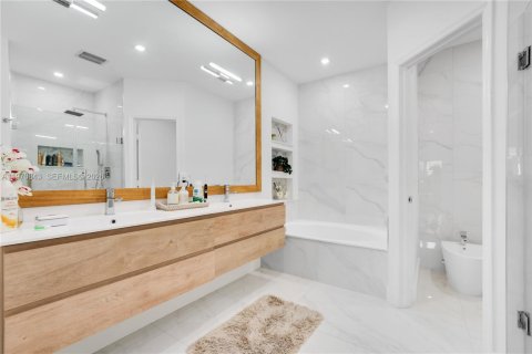 Townhouse in Doral, Florida 3 bedrooms, 211.45 sq.m. № 2031467 - photo 21