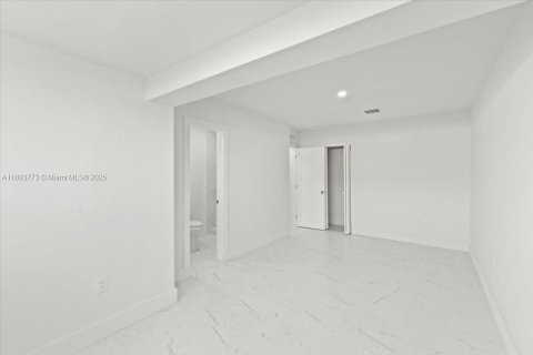 Casa en venta en Miami Gardens, Florida, 5 dormitorios, 217.39 m2 № 1945374 - foto 27