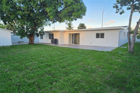 Casa en venta en Miami Gardens, Florida, 5 dormitorios, 217.39 m2 № 1945374 - foto 14