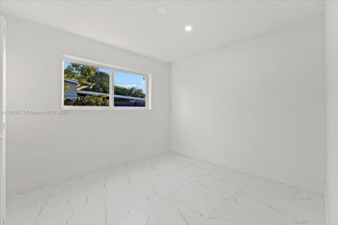 Casa en venta en Miami Gardens, Florida, 5 dormitorios, 217.39 m2 № 1945374 - foto 24