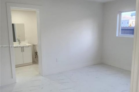 Casa en venta en Miami Gardens, Florida, 5 dormitorios, 217.39 m2 № 1945374 - foto 12