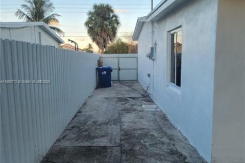 Casa en venta en Miami Gardens, Florida, 5 dormitorios, 217.39 m2 № 1945374 - foto 17