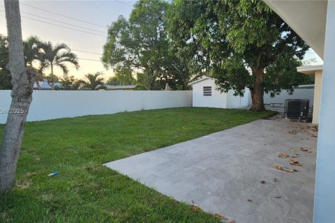 Casa en venta en Miami Gardens, Florida, 5 dormitorios, 217.39 m2 № 1945374 - foto 15