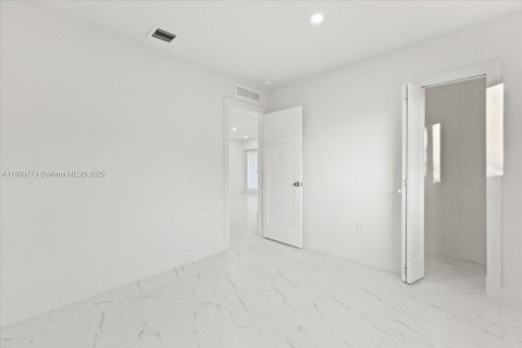 Casa en venta en Miami Gardens, Florida, 5 dormitorios, 217.39 m2 № 1945374 - foto 22